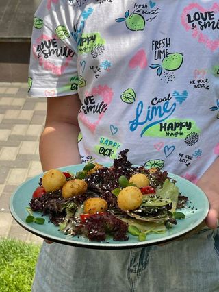 Теплий салат з сирно-картопляними крокетами (220г)
