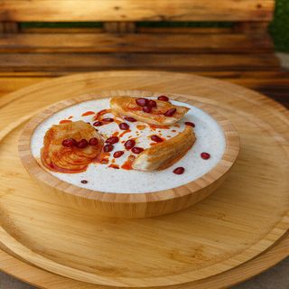 ღომი ბაჟე და შემწვარი ქათმის ხორცი