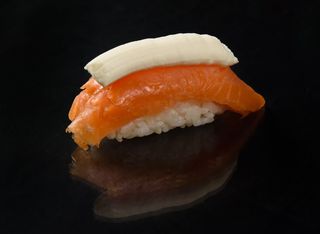 Нигири Пушена сьомга и филаделфия (2бр)