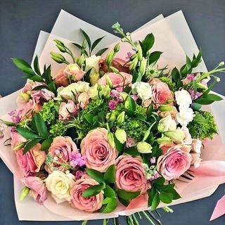 bouquet di fiori  di stagione sul rosa colorati modello medio