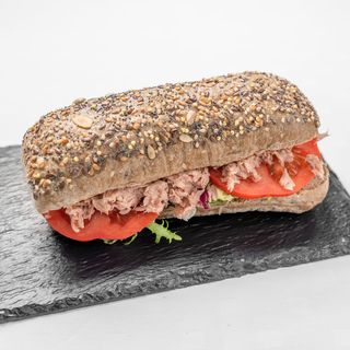 Panino con tonno, pomodoro e insalata
