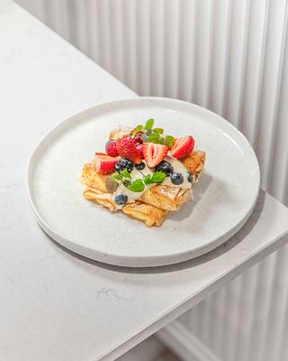 Clătite cu ricotta, stafide și fructe de pădure