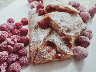 Croissant z maliną i twarogiem