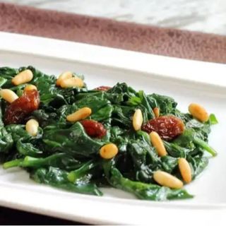 Szpinak z Orzeszkami Pinii