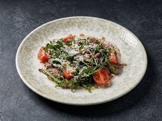 Салат з яловичим ростбіфом і томатами (220g)