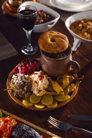 ლობიო ქოთანში (მჟავის ასორტი და მჭადი 1ც.)