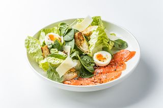 Фірмовий листовий салат з маринованим лососем, трюфельно-гірчичним дресінгом, пармезаном та крутонам