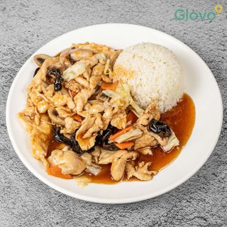 А6. Пилешко със зеленчуци върху бял ориз (600г)