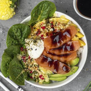 Поке зі слабосоленим лососем, манго та авокадо