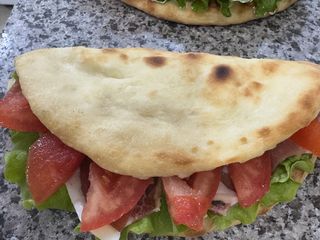 Pizza sendvič sa pršutom 250gr