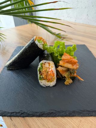 Burrito z kurczakiem w panko i kimchi