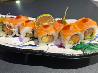 136. Salmón picante roll (8 pzs.)