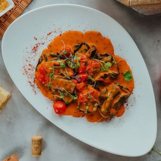Ravioli Negri Rellenos De Salmón Y Tomillo
