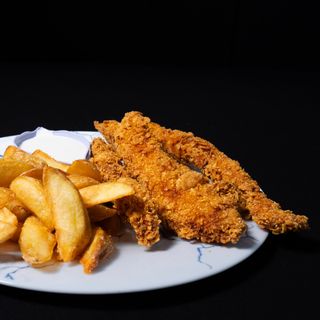 Pui Crispy cu Cartofi Wedges și Sos de Brânză de Burduf