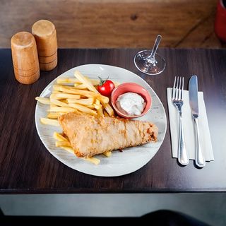 Peste prajit in aluat de bere, cartofi si sos tartare