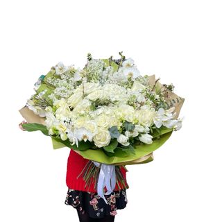 Buchet imens trandafiri, hortensie si orhidee alba 