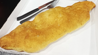 Calzone fritto ricotta, salamino, cotto, mozzarella, pepe