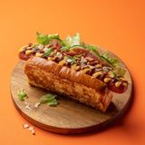 Хот-дог з молочною сосискою і беконом