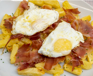 Ración De Huevos Rotos Con Jamón