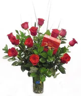 12 rosas de tallo largo + BOMBONES