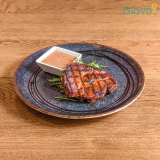 Ceafa de porc cu sos de piper verde