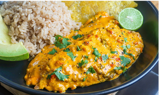 Pescado costeño dorada en leche de coco y frutos del mar