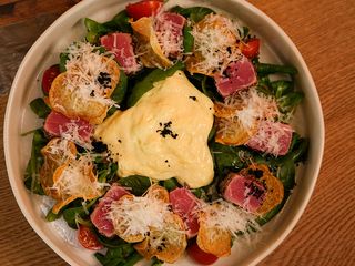 Салат з свіжообсмаженим тунцем та соусом голландез (240g)