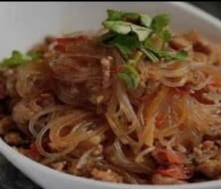 224 Spaghetti di soia con salsa piccante