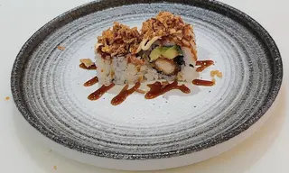 California de pollo con aguacate y cebolla crujiente (8 pzs.)