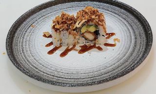 California de pollo con aguacate y cebolla crujiente (8 pzs.)