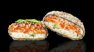 Суші бургер з лососем (гострий)