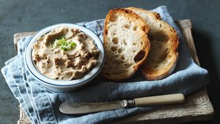 Fish paté cu doua felii de paine la jar 220g