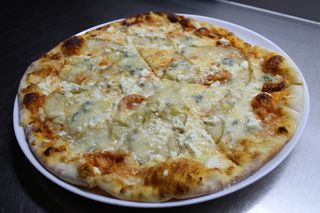 Піца Чотири сири з грушкою в медовому соусі