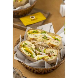 Деревенский бублик с тунцом и яйцом