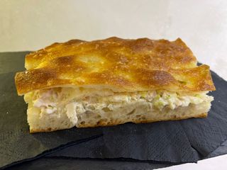Pizza bianca con insalata di pollo