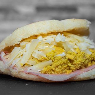 Arepa Cordon Bleu de Pollo