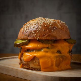 Hamburguesa de vaca maturada y patatas bravas