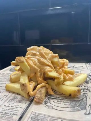 Fries con nuestra salsa de pepinillos