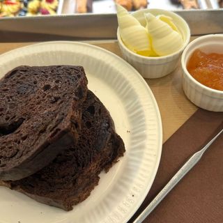 PANE FATTO IN CASA AL CIOCCOLATO, BURRO E MARMELLATA