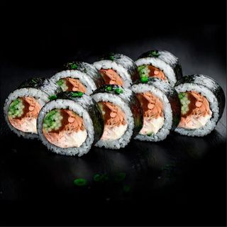 Futomak z pieczonym łososiem Delivery