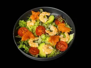 Салат з креветками та лососем (200г)