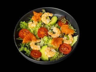 Салат з креветками та лососем (200г)