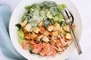 Салат с лососем гриль