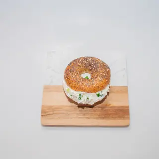 Bagel & mladi luk krem sir