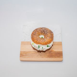 Bagel & mladi luk krem sir