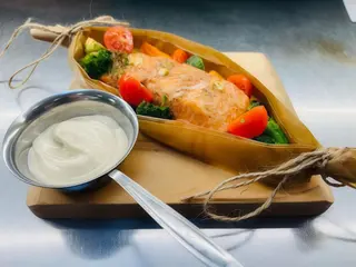 Лосось запечений з овочами у папільйотці (330g)
