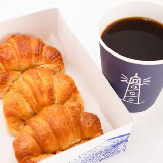 3 Medialunas Clásicas & Café Frío 