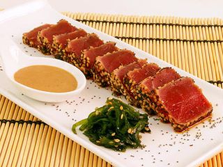 Tataki De Atún Rojo Con Guacame Y Mahonesa De Kimuchi