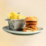 БУРГЕР С ХРУПКАВО ПИЛЕ И ЧИПС ОТ КАРТОФИ