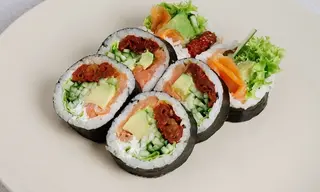 Futomaki łosoś wędzony -6 szt-
